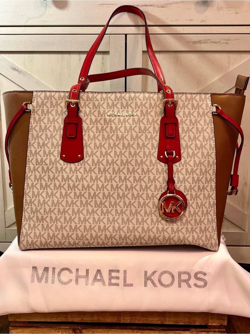 Michael Kors NWT Voyager Leather and Signature Printed Canvas Tote 30H7GV6T8B